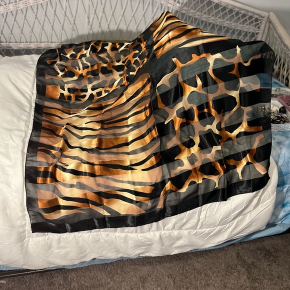 Elaine Animal print scarve - Picture 3 of 10